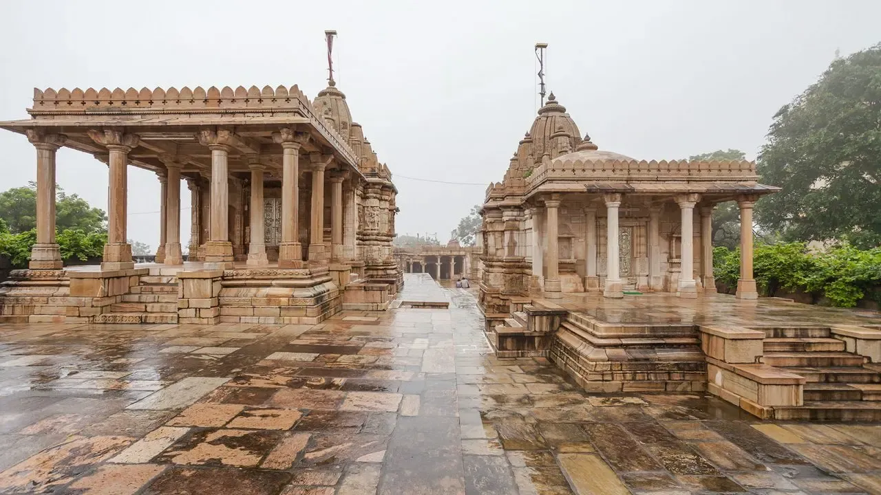 चित्तौड़गढ़ किले का साथी देवरी जैन मंदिर: मारू-गुर्जर शैली की नक्काशी और 27 तीर्थंकर मंदिरों का ऐतिहासिक समूह
