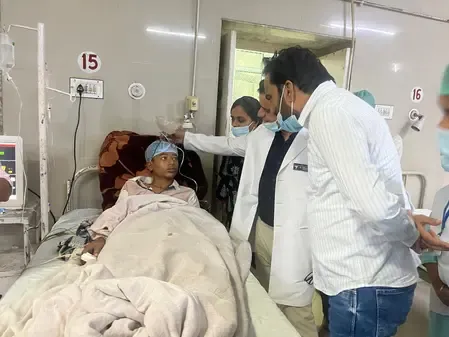 जैसलमेर बस हादसा : हनुमान बेनीवाल ने घायलों से की मुलाकात, एक करोड़ सहायता की मांग