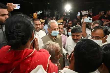 जैसलमेर बस हादसा : पूर्व सीएम अशोक गहलोत ने घायलों से की मुलाकात, उठाई जांच की मांग