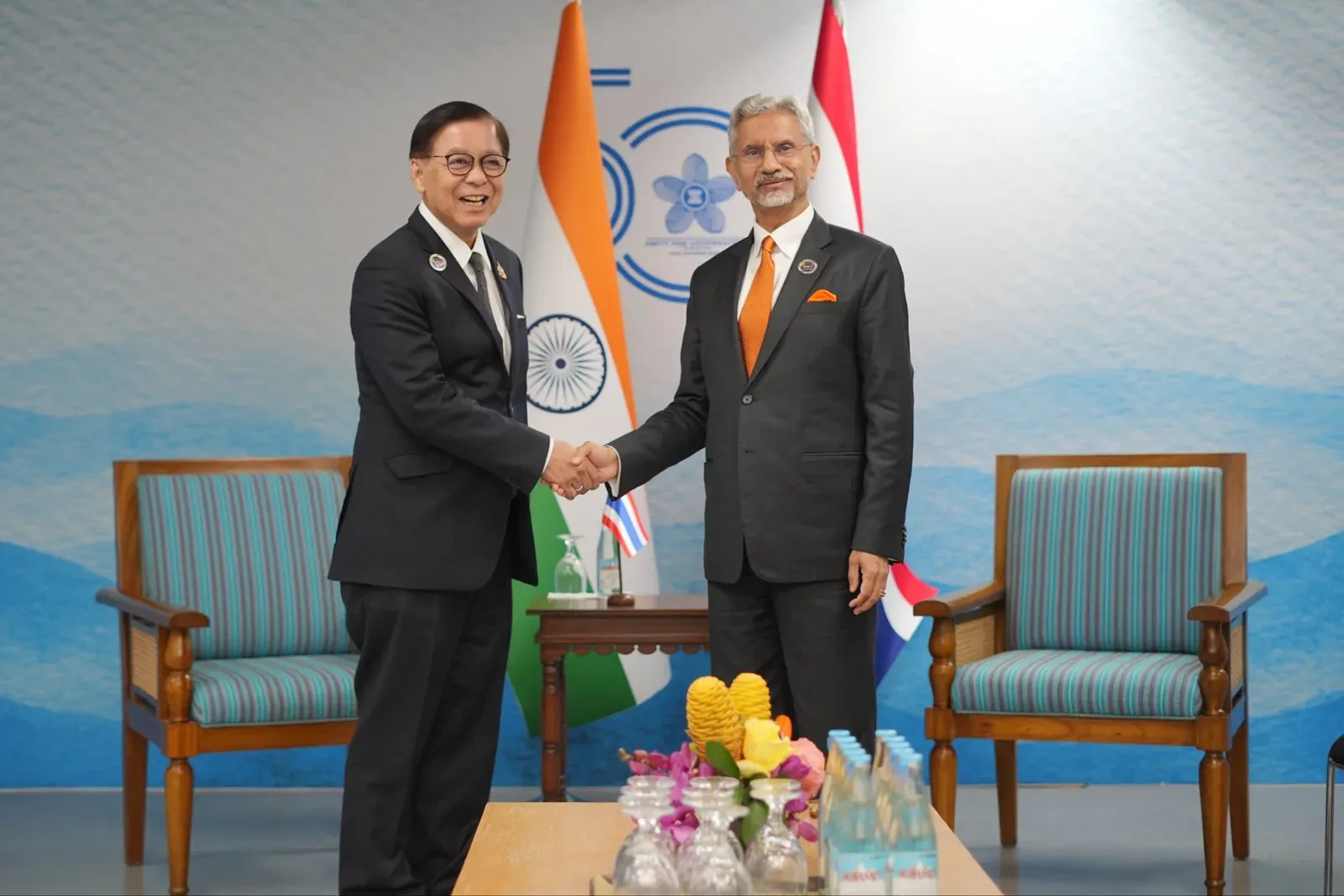 Jaishankar meets Thailand DPM & FM Sihasak in Manila at ASEAN
