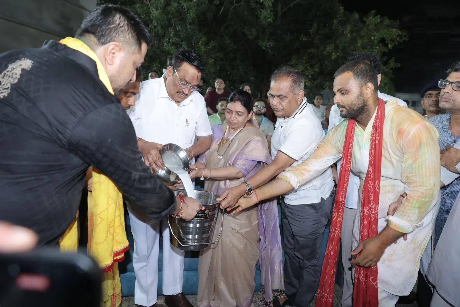 Jal Shakti Minister CR Paatil Seeks Bappa's Blessings in Surat