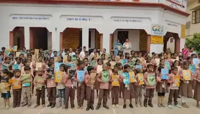Jal Shakti Minister Paatil distributes notebooks in Varanasi school