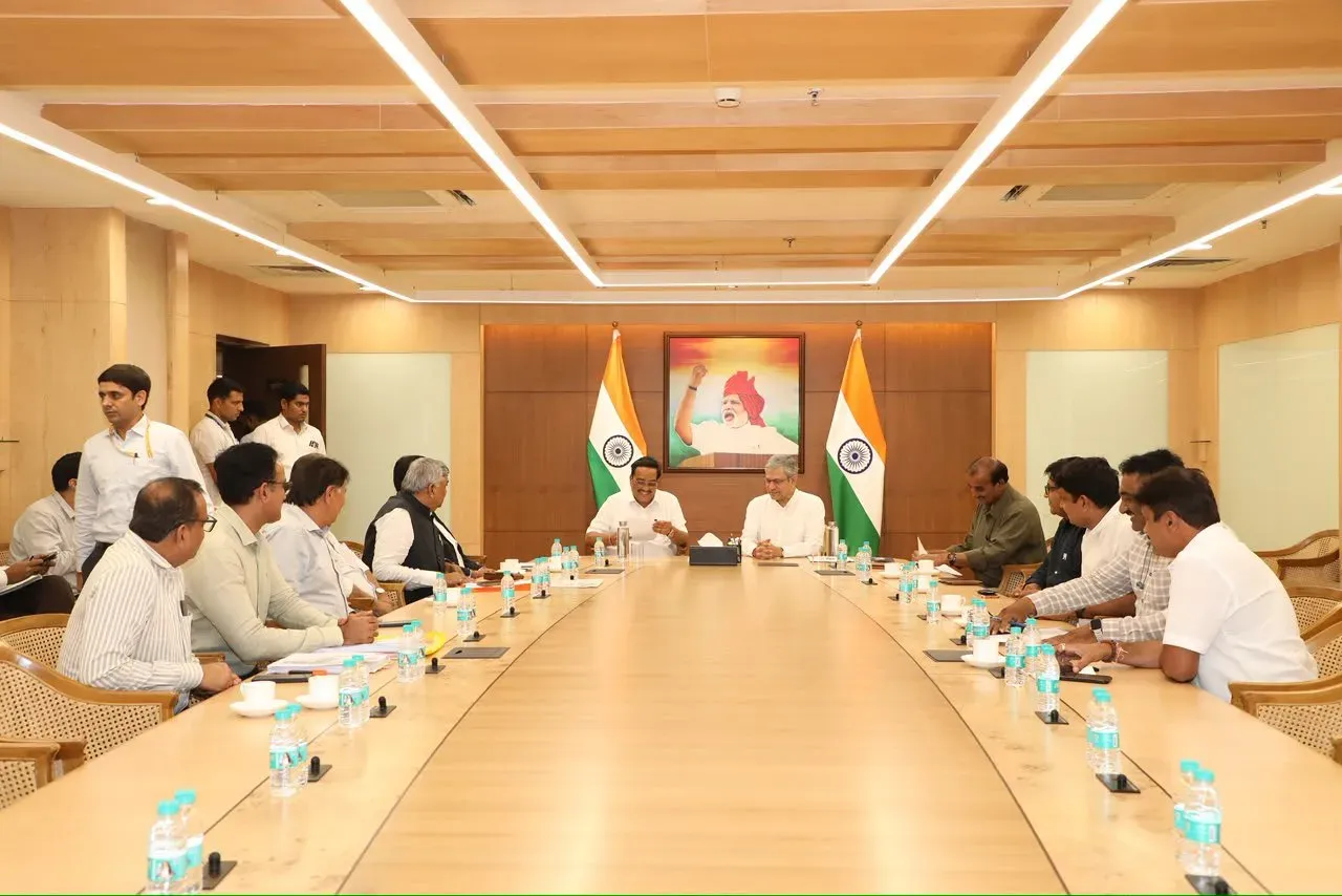 Jal Shakti Minister Paatil meets Rail Minister on Navsari-Surat demands