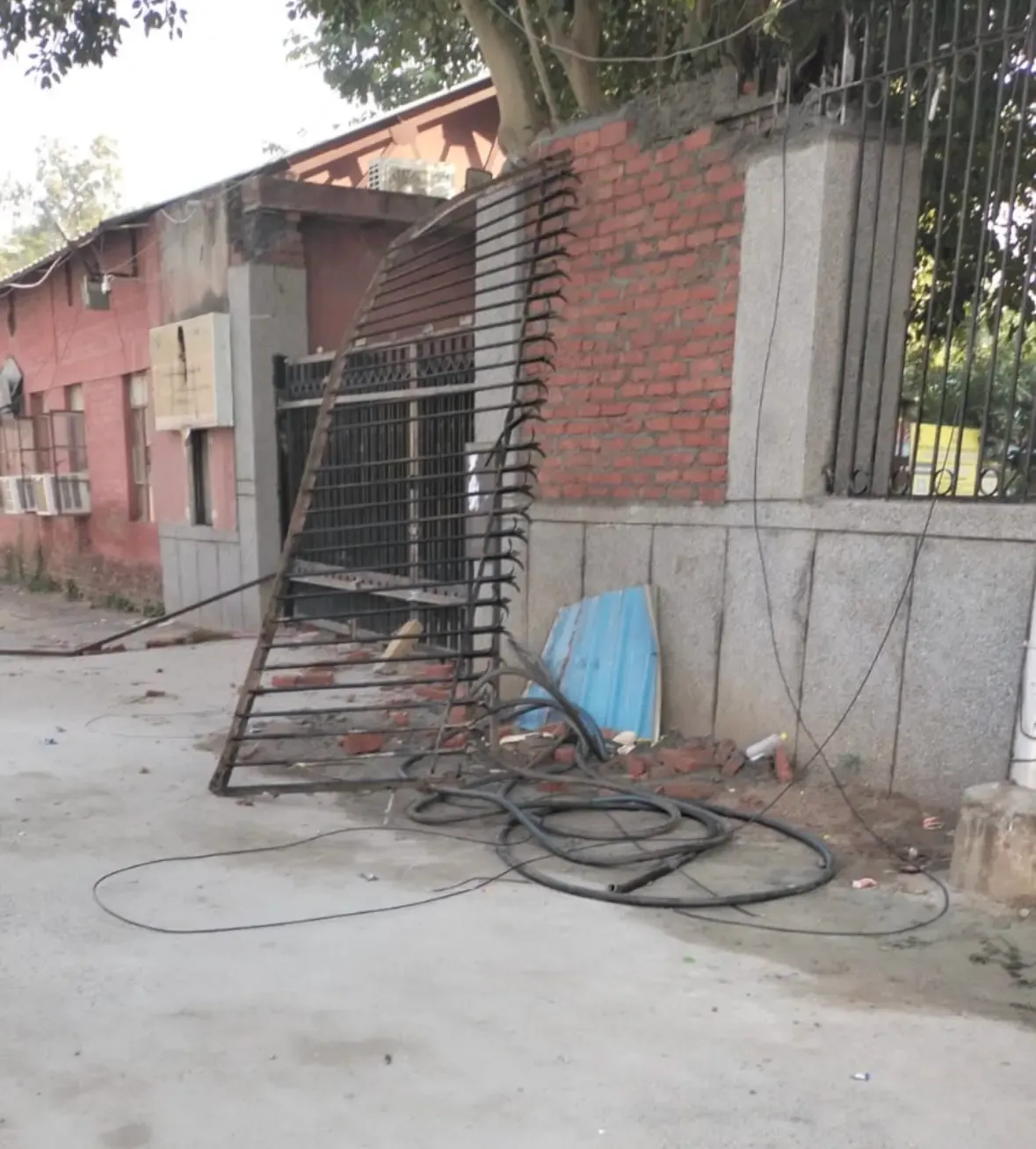 जामिया मिलिया इस्लामिया में नकाबपोश लोगों की तोड़फोड़, गेट गिराया और CCTV कैमरे तोड़े