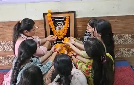 जम्मू : एबीवीपी कार्यकर्ताओं ने सौम्या श्री को दी श्रद्धांजलि, कड़ी कार्रवाई की मांग 