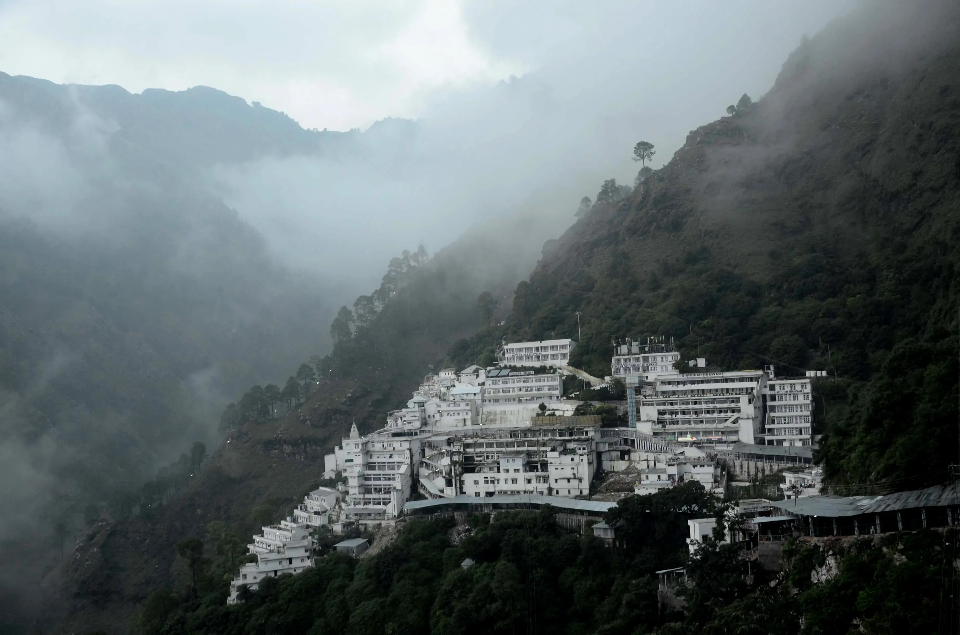 क्या जम्मू-कश्मीर में माता वैष्णो देवी यात्रा 14 सितंबर से स्थगित हो गई?