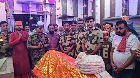 जम्मू-कश्मीर: चमलियाल दरगाह पर बीएसएफ ने चढ़ाई पहली चादर, बड़ी संख्या में पहुंचे श्रद्धालु