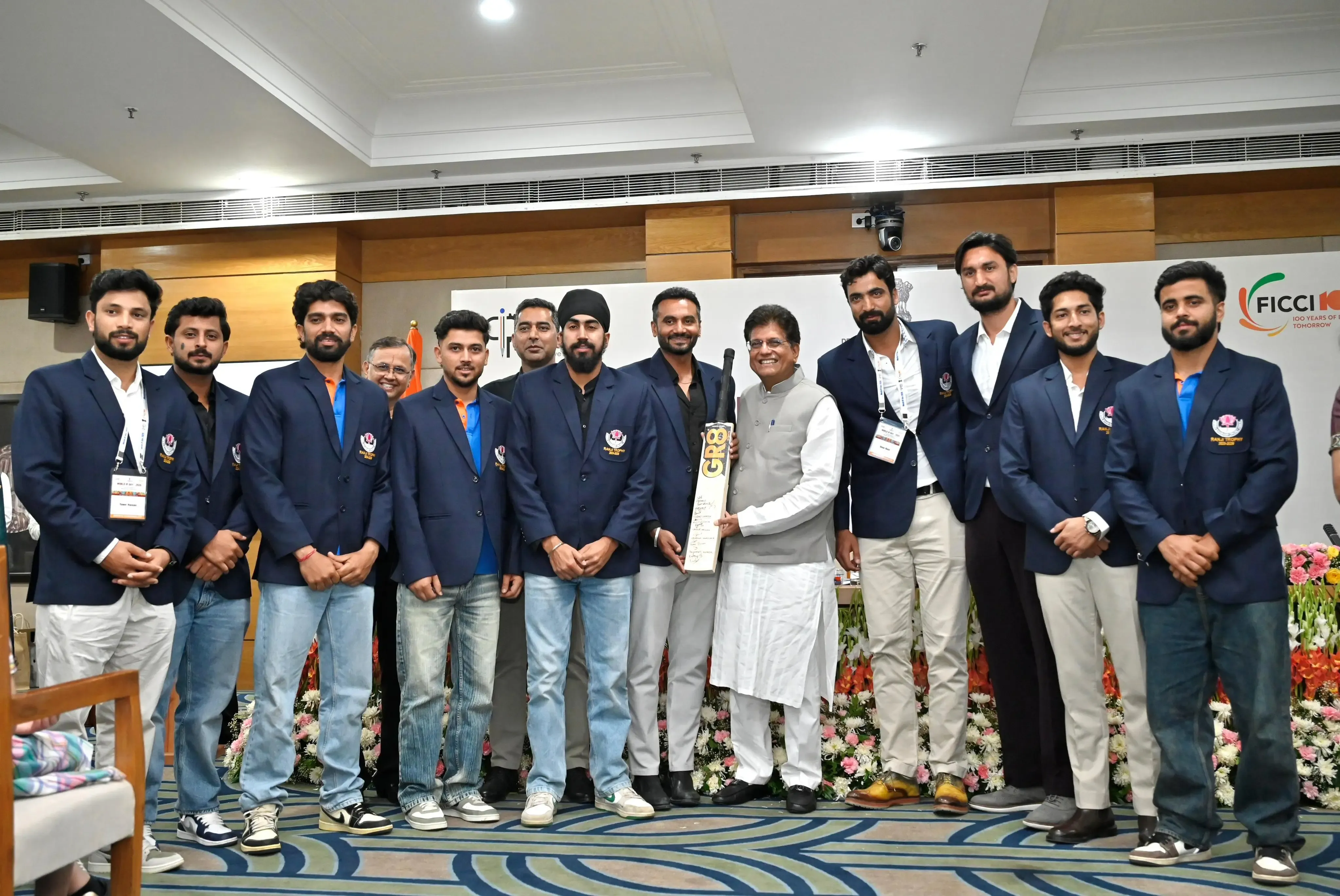 जम्मू-कश्मीर क्रिकेट टीम ने रणजी चैंपियन जीत के बाद पीयूष गोयल को जीआई-टैग विलो बैट भेंट किया