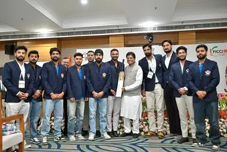जम्मू-कश्मीर क्रिकेट टीम ने पीयूष गोयल को भेंट किया जीआई-टैग वाला 'विलो बैट'