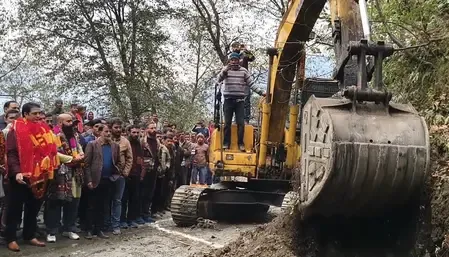 क्या जम्मू कश्मीर के हिरनी गांव में पहली बार सड़क का निर्माण हो रहा है?