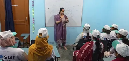 डोडा में आरसेटी टेलरिंग प्रशिक्षण से लड़कियाँ बन रहीं आत्मनिर्भर, SBI-सरकार की संयुक्त पहल दे रही नई उड़ान