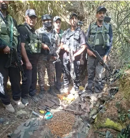 हंदवाड़ा के नागदानार जंगल में आतंकी ठिकाना ध्वस्त, AK-47 समेत भारी हथियार बरामद