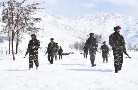 जम्मू-कश्मीर: ठंड और घने कोहरे के बीच दुश्मन को मुंहतोड़ जवाब देने को तैयार बीएसएफ