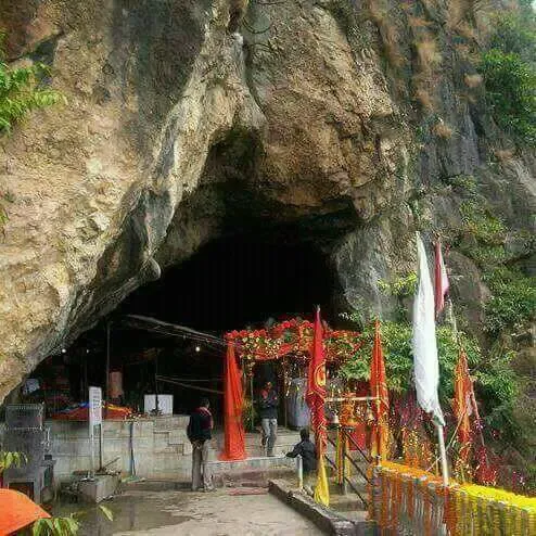 जम्मू-कश्मीर की रहस्यमय शिवखोड़ी गुफा: जहां महादेव की कृपा आज भी बरसती है