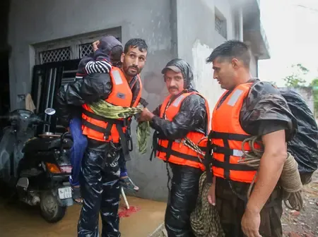 जम्मू-कश्मीर : किश्तवाड़ में भूस्खलन के कारण 5 घायल, बडगाम में कई इलाके जलमग्न