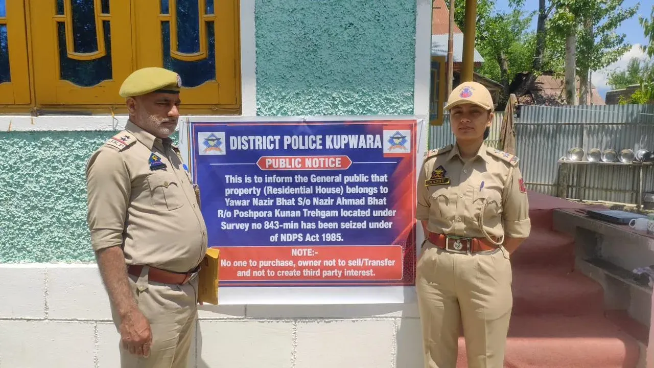 कुपवाड़ा पुलिस ने NDPS अधिनियम के तहत तस्कर का मकान जब्त किया, रियासी में भी हेरोइन के साथ दो गिरफ्तार