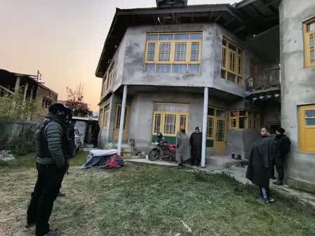 जम्मू-कश्मीर में आतंकवाद की कमर तोड़ने वाला एक्शन, सुरक्षाबलों ने छापे के बाद हिरासत में लिए कई संदिग्ध