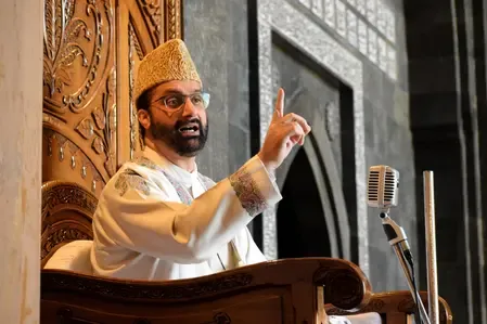 जम्मू-कश्मीर: मीरवाइज उमर फारूक के 'हुर्रियत चेयरमैन' पदनाम हटाने पर विवाद, जारी किया स्पष्टीकरण 