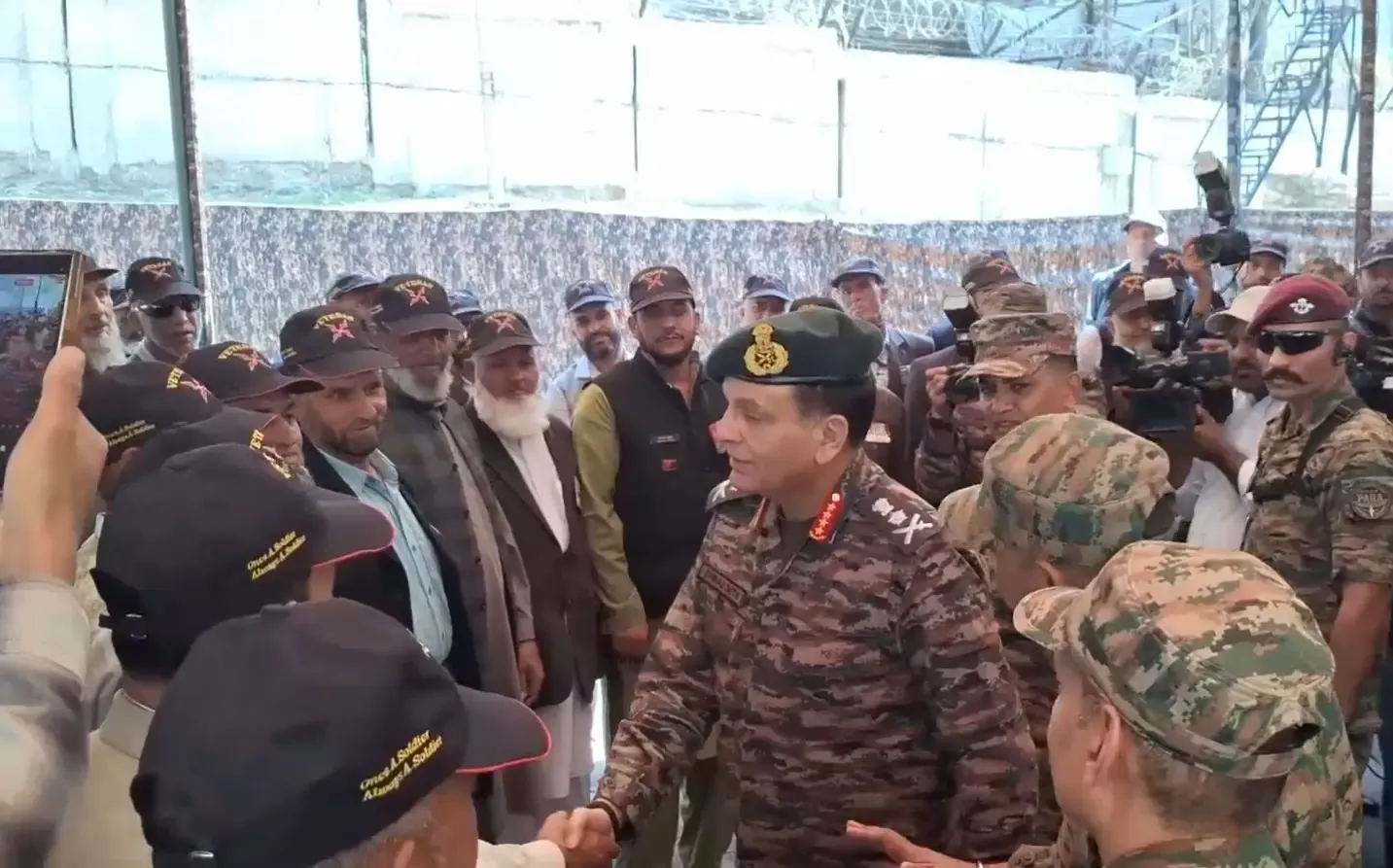 सेनाध्यक्ष जनरल धीरज सेठ ने नियंत्रण रेखा के पास चिनार कोर का दौरा किया, 'ऑपरेशन दृष्टि 2026' का लिया जायजा