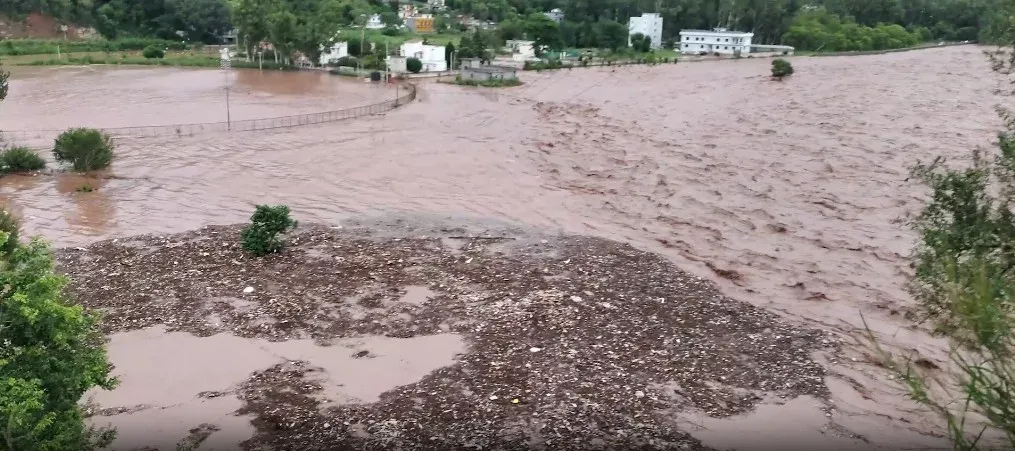 नौशेरा-राजौरी में बाढ़ का कहर: मनावर नदी उफान पर, CM उमर अब्दुल्ला बोले— जानें बचाना पहली प्राथमिकता