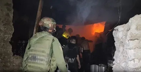 बारामूला के पेंट गोदाम में भीषण आग: सेना-पुलिस की मदद से 3 घंटे में काबू, 4 युवक घायल