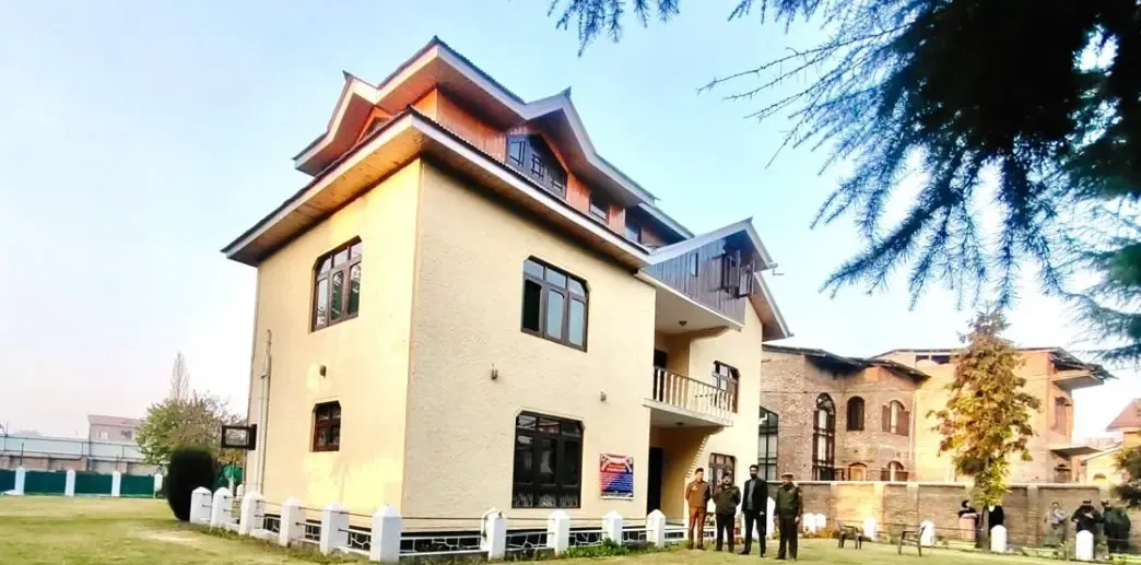 क्या जम्मू-कश्मीर में मियां अब्दुल कयूम की संपत्ति कुर्क करने का आदेश दिया गया?