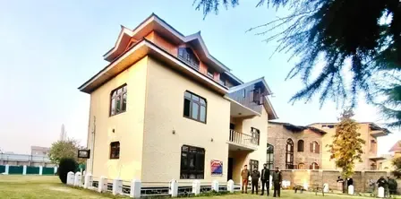 क्या जम्मू-कश्मीर में मियां अब्दुल कयूम की संपत्ति कुर्क करने का आदेश दिया गया?