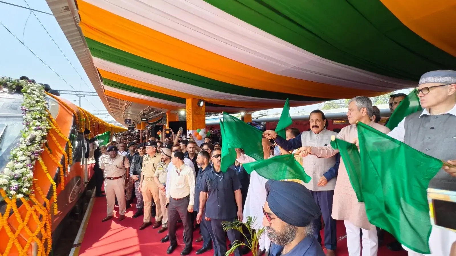 जम्मू-श्रीनगर वंदे भारत एक्सप्रेस: 20 कोच, सीधी सेवा — रेल मंत्री वैष्णव ने दिखाई हरी झंडी