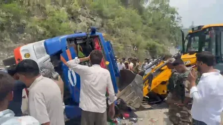 रियासी में सीआईएसएफ की बस पलटी, 8 जवानों समेत 9 घायल; ताराकोट के पास हुआ हादसा