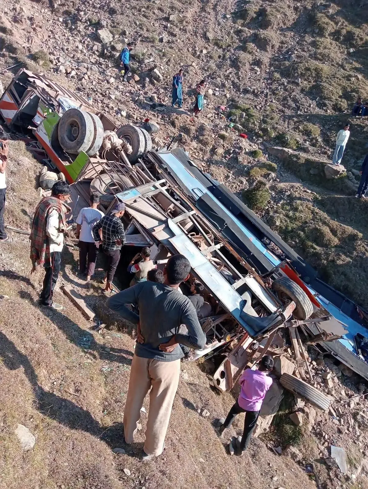 उधमपुर के गुल्ली गाला में बस खाई में गिरी, 10 यात्री घायल; मंत्री जितेंद्र सिंह ने डीसी से की बात