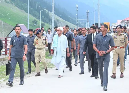 अमरनाथ यात्रा: उपराज्यपाल मनोज सिन्हा ने की उच्चस्तरीय समीक्षा, बिना पंजीकरण यात्रा न करें — सख्त अपील