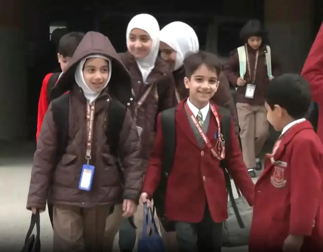 जम्मू-कश्मीर: विंटर वेकेशन के बाद स्कूलों का पुनः उद्घाटन, बच्चों की खुशी का कोई ठिकाना नहीं