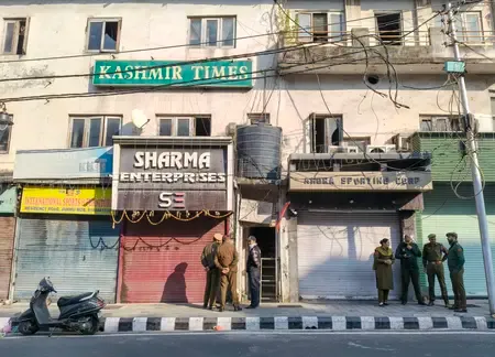 जम्मू-कश्मीर: अखबर के ऑफिस से एके47 राइफल की गोलियां और हैंड-ग्रेनेड पिन बरामद