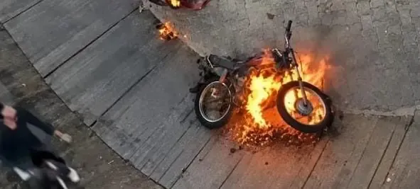 जमशेदपुर मेले में 'मौत के कुएं' के दौरान बाइक में आग, करतब दिखाती युवती झुलसी