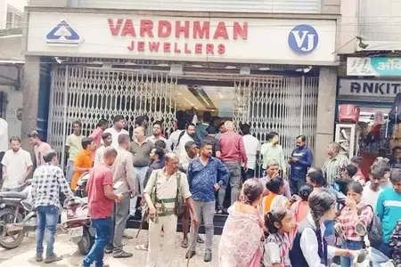 जमशेदपुर में दिनदहाड़े ज्वेलरी शॉप में लूट, दुकान मालिक को पीटकर घायल किया