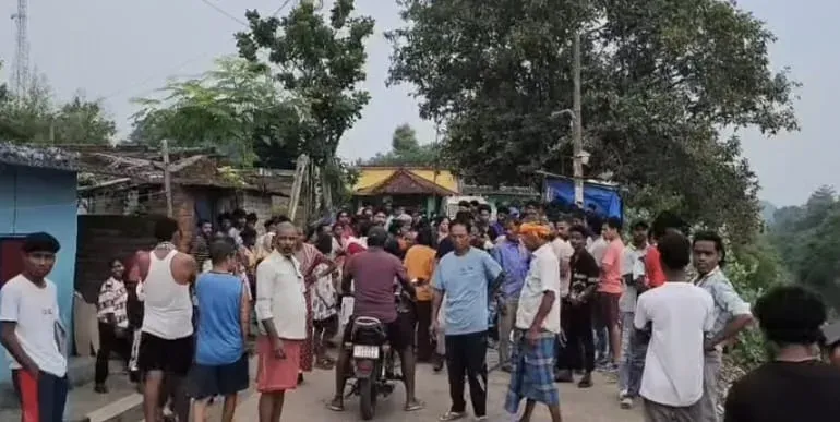 जमशेदपुर: हाइवा की चपेट में आने से टाटा मोटर्स कर्मचारी सुमित मुंडा की मौत, परिजनों ने सड़क जाम कर मांगी गिरफ्तारी