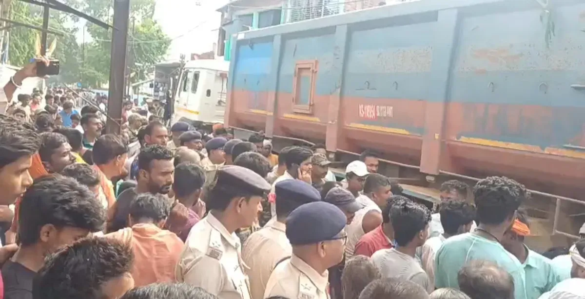 जमुई में छात्रा मुस्कान की डंपर से मौत के बाद बवाल, थाने पर पथराव, पुलिस वाहन क्षतिग्रस्त