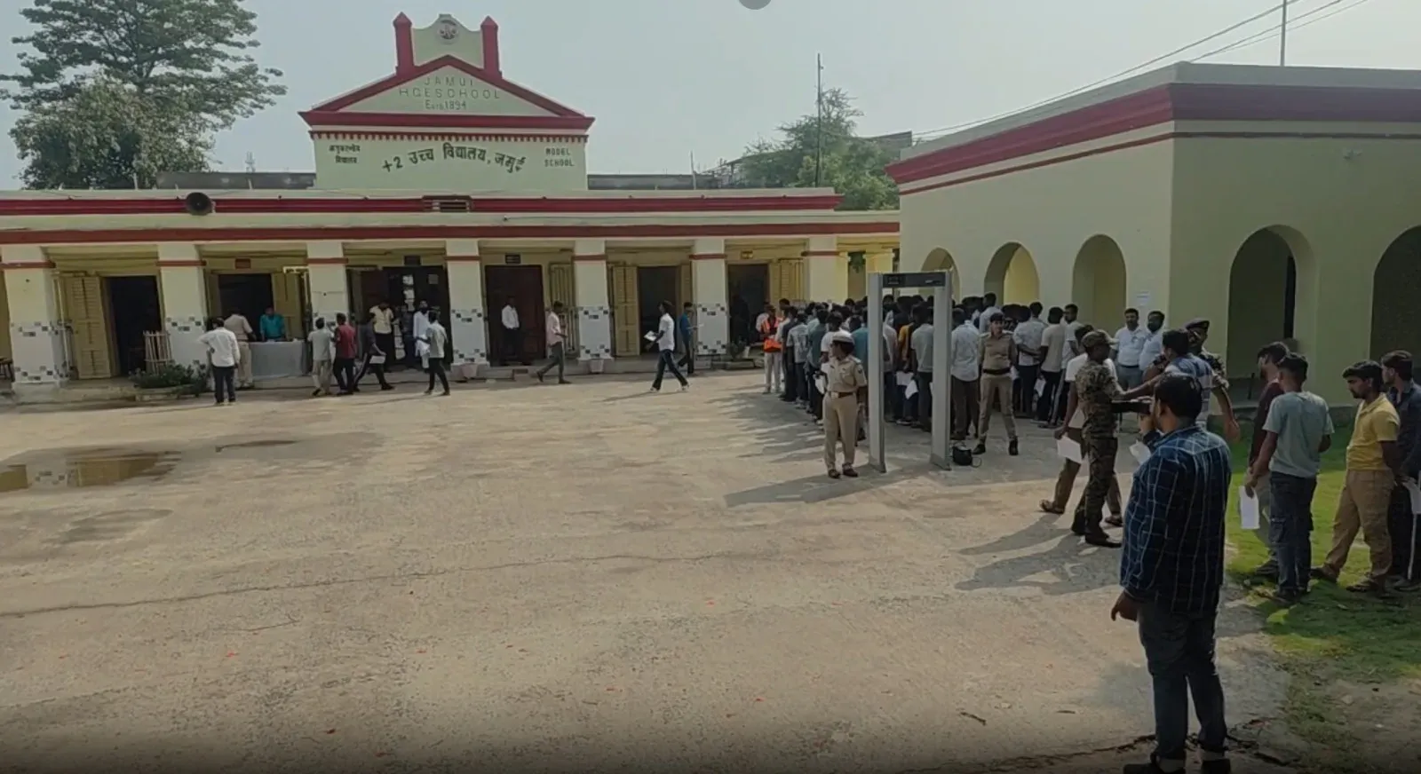 जमुई में निषेध सिपाही भर्ती परीक्षा: 13 केंद्रों पर 19,104 अभ्यर्थी, पाटलिपुत्र स्टेशन पर हंगामे के बाद हवाई फायरिंग
