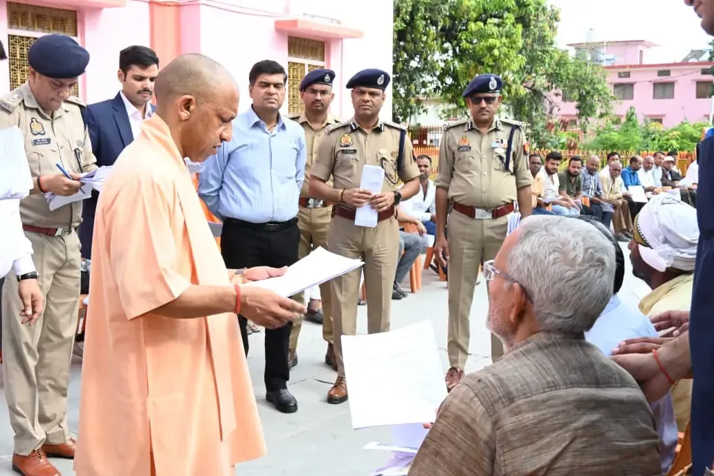 CM योगी का गोरखपुर जनता दर्शन: 200 लोगों की सुनी समस्याएं, अधिकारियों को पारदर्शी निस्तारण के निर्देश