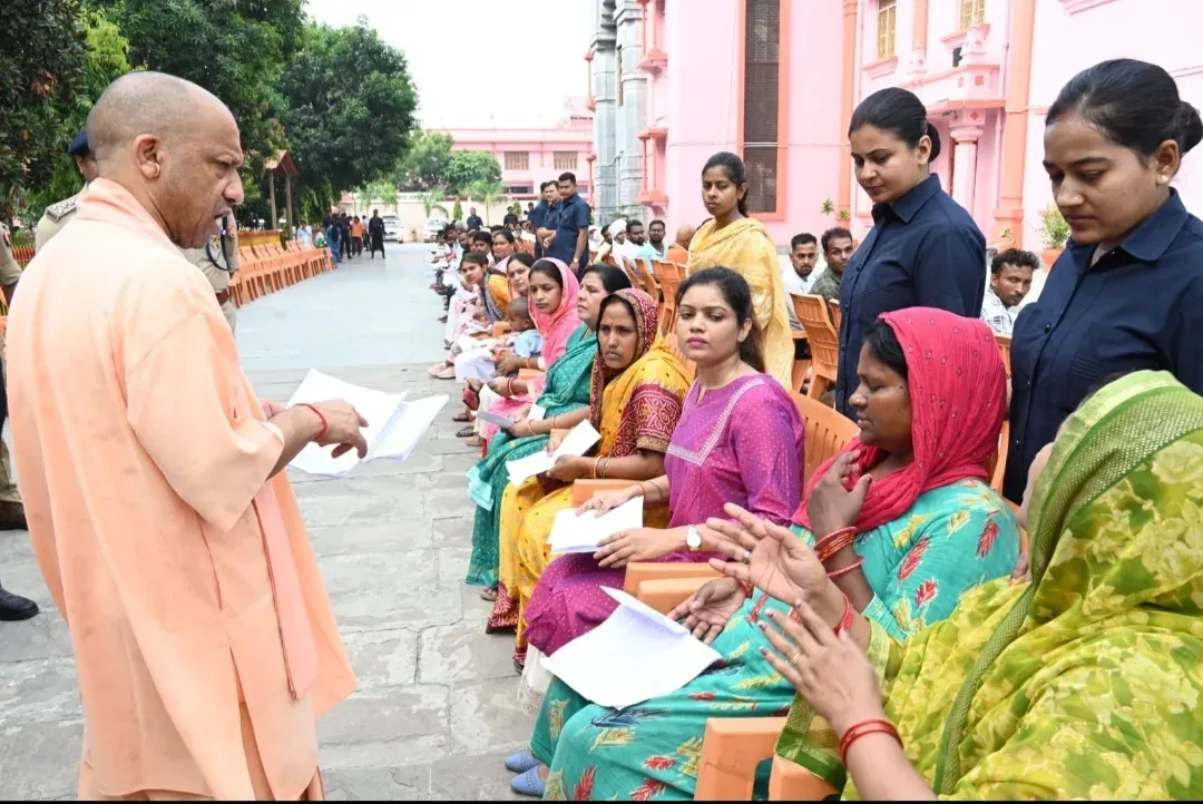 जनता दर्शन में CM योगी सख्त: भूमि विवादों में लापरवाही पर निलंबन के निर्देश, 150 फरियादियों से मिले