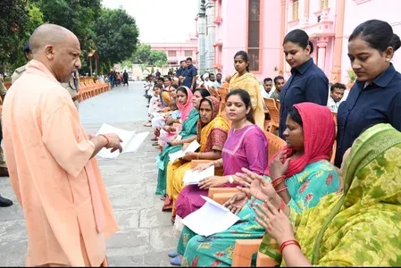 जनता दर्शन में CM योगी सख्त: भूमि विवादों में लापरवाही पर निलंबन के निर्देश, 150 फरियादियों से मिले