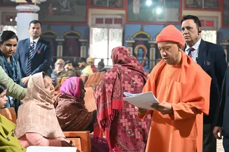 जनता दर्शन : सीएम योगी ने अफसरों को दिए निर्देश, हर पीड़ित की समस्या का हो निस्तारण