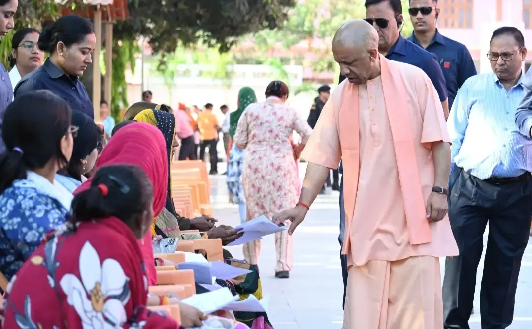 सीएम योगी ने जरूरतमंद बच्ची की स्कूल फीस जमा कराने का दिया निर्देश