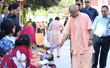 जनता दर्शन: सीएम योगी ने दिया जरूरतमंद बच्ची की स्कूल फीस जमा कराने का निर्देश
