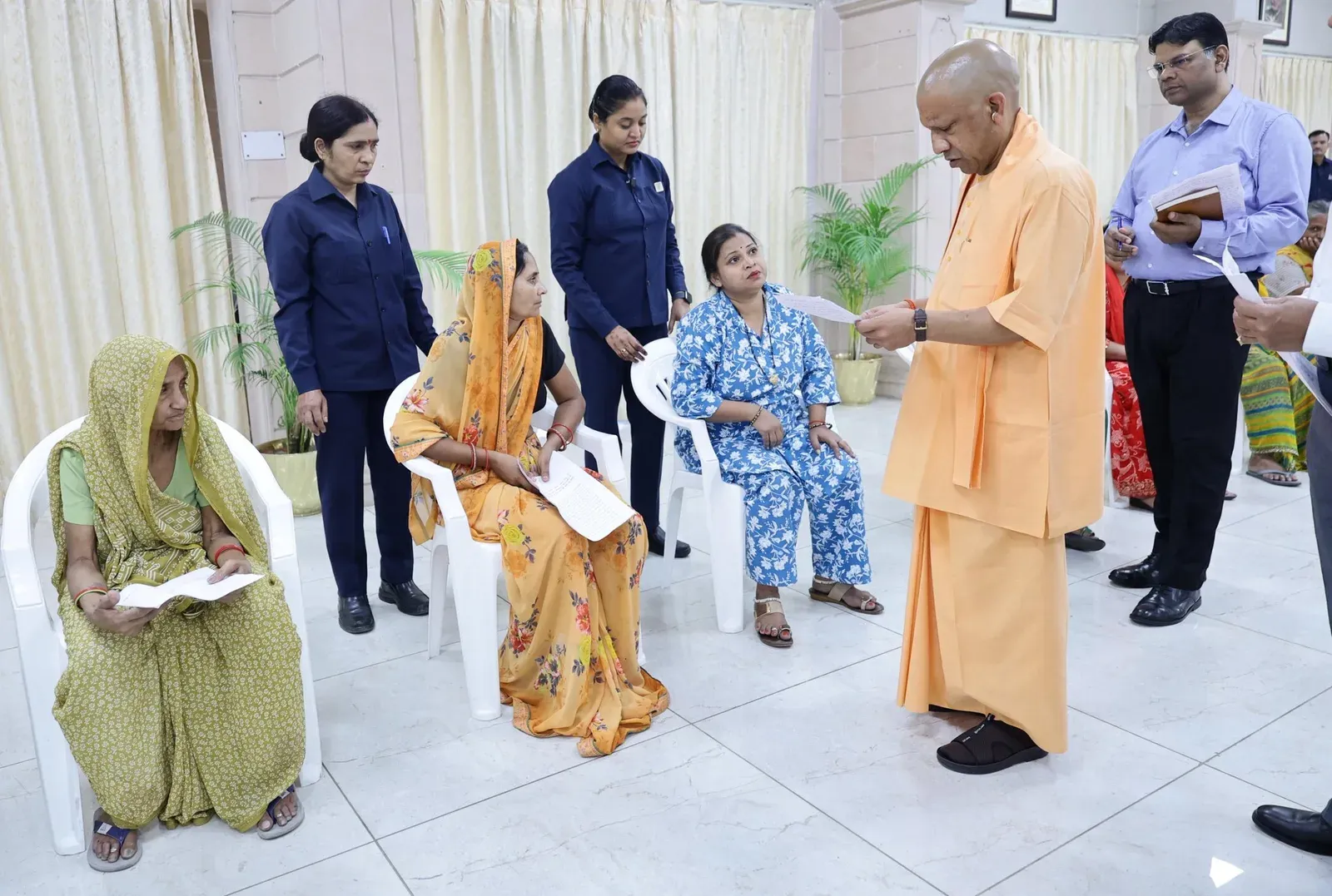 जनता दर्शन में CM योगी ने सुनीं फरियादियों की पीड़ा, बिहार से आई महिला प्रशंसक का किया अभिवादन