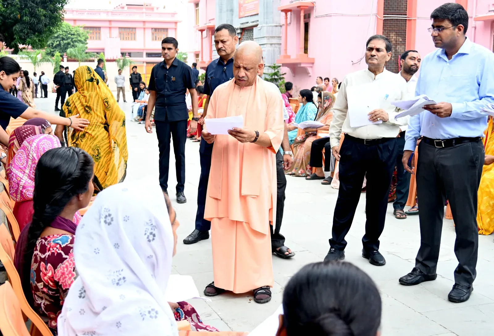 गोरखपुर जनता दर्शन में CM योगी ने सुनीं 200 लोगों की फरियाद, बोले — 'घबराइए मत, हर समस्या का हल होगा'