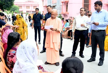 जनता दर्शन में सीएम योगी ने सुनी समस्याएं, बोले-घबराइए मत, कराएंगे हर परेशानी का समाधान 