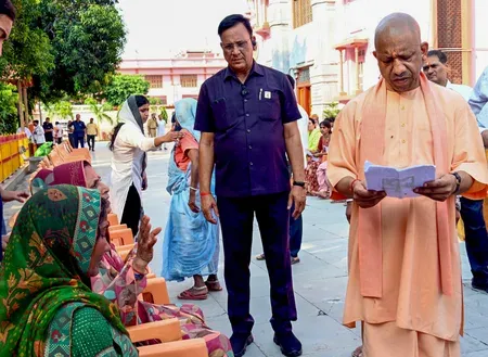 सीएम योगी का गोरखपुर जनता दर्शन: 200 लोगों की सुनी फरियाद, अधिकारियों को शीघ्र समाधान के सख्त निर्देश