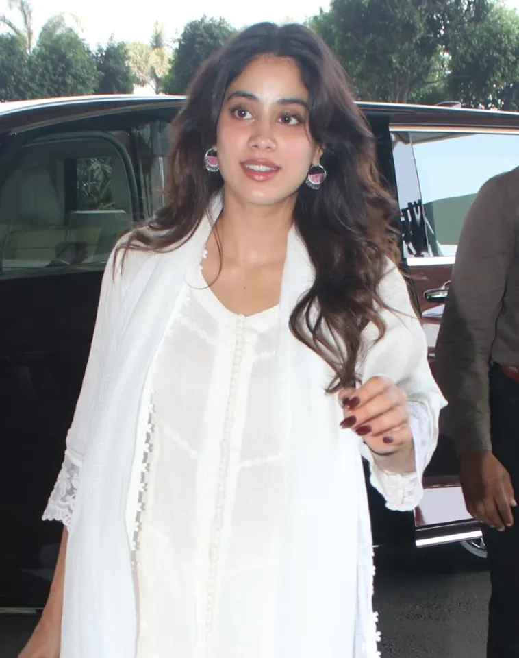 Does Janhvi Kapoor Believe India is an Aggressive Nation Amidst Tensions with Pakistan?