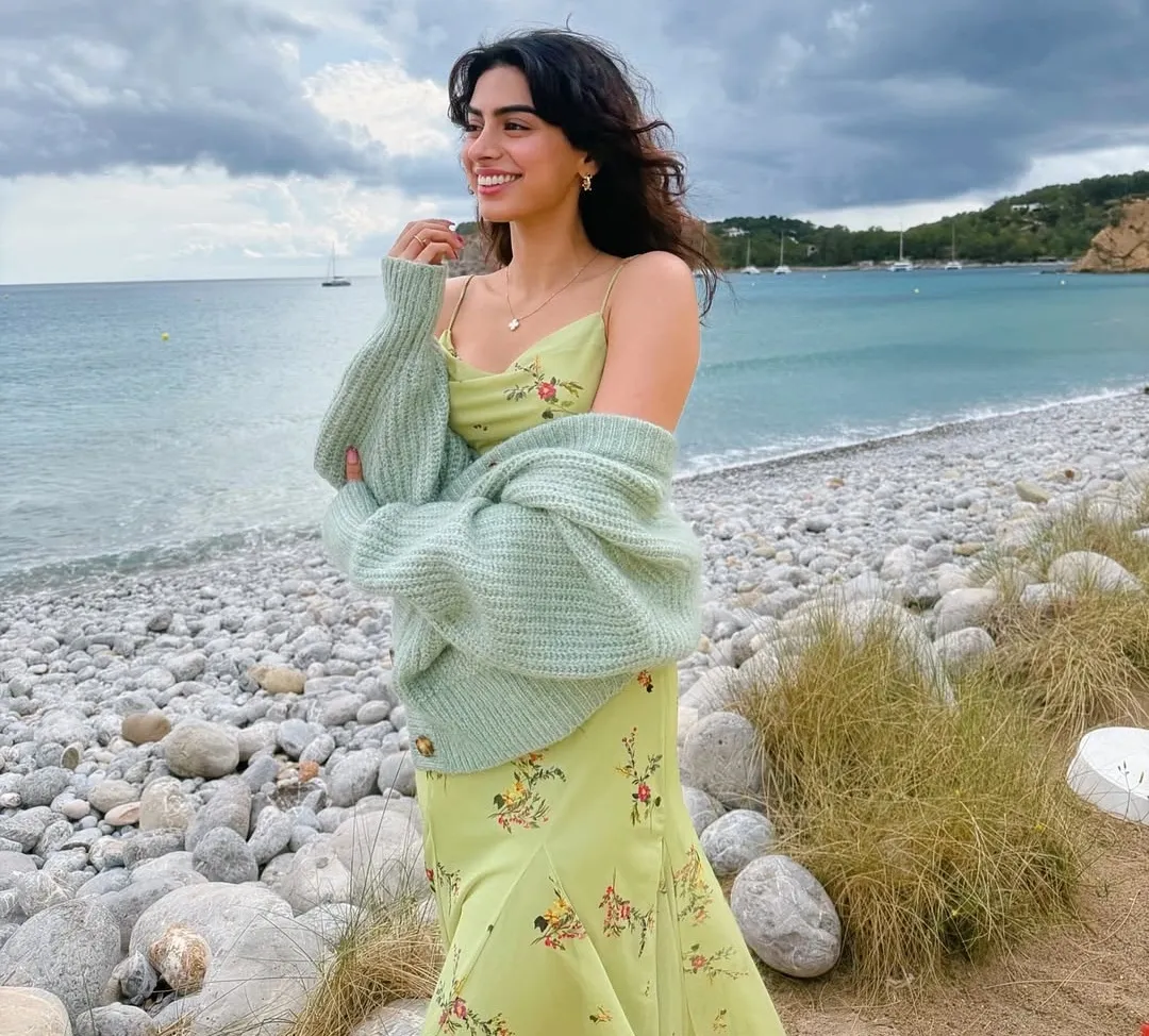 Is Janhvi Kapoor Missing Khushi Kapoor On Her Vacation?